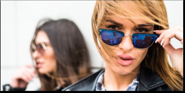 Ragazza con occhiali da sole a specchio